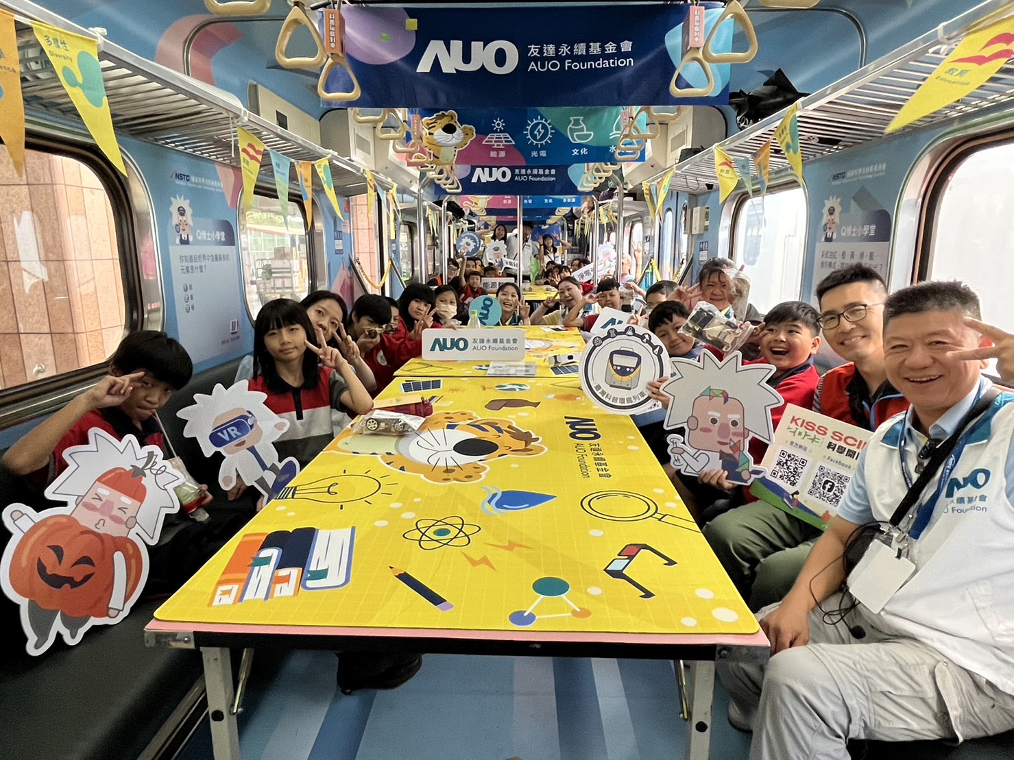 大发平台永續基金會參與「臺灣科普環島列車」，設計基礎科學車廂課程，以「淨零碳排和永續能源」為主題，讓學生透過創意實驗認識淨零知識，以及思考生活中的減碳行為