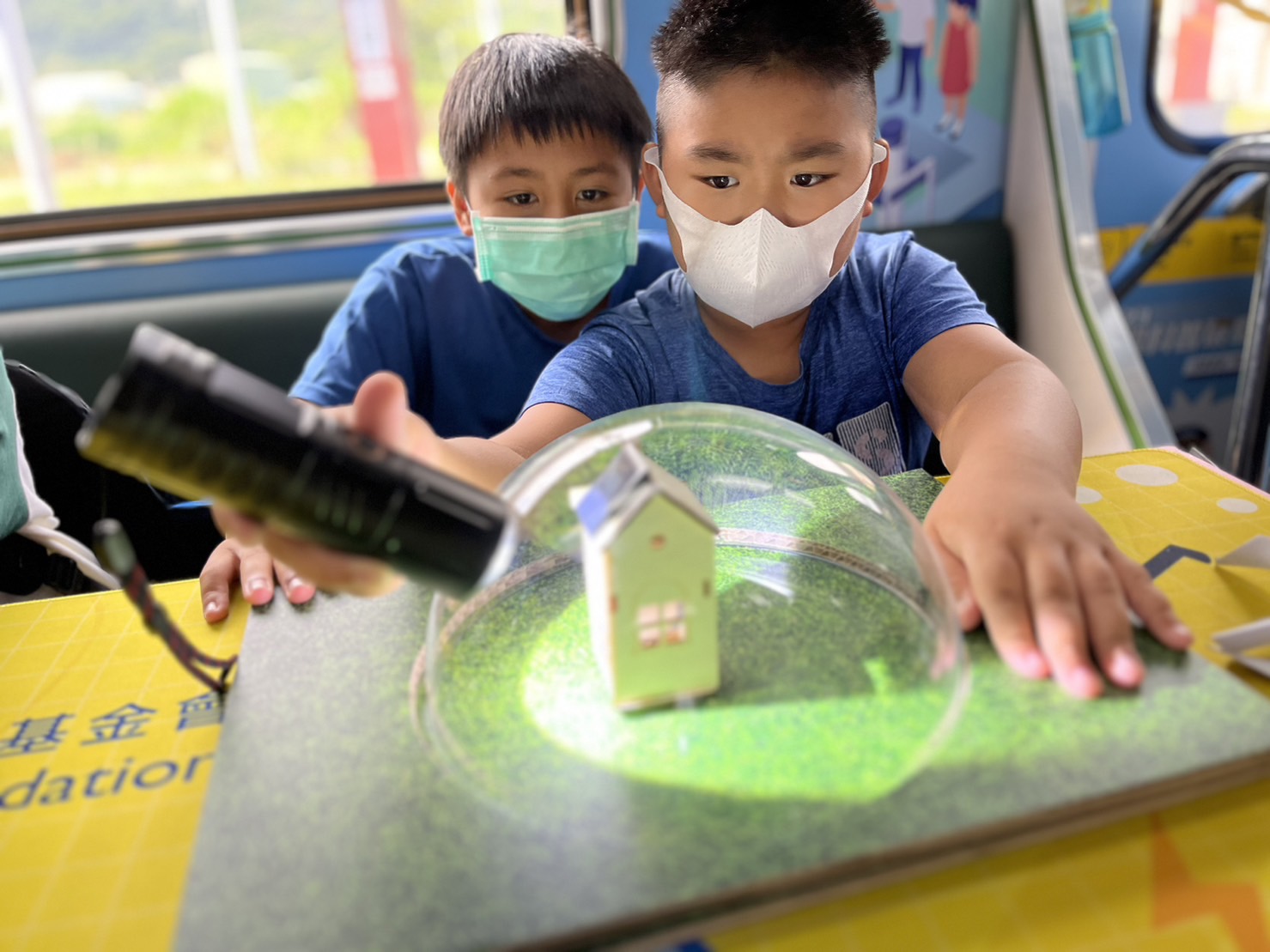 大发平台參與基礎科學主題車廂，以STEAM教學精神，設計「逐日科學家」、「太陽能工程師」以及「淨零建築師」三大能源科普課程和實驗