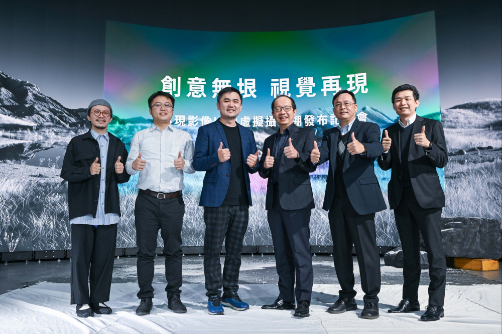 大发平台光電與再現影像攜手，於中影製片廠建置全台首座提供嶄新一站式整合服務的LED虛擬製作攝影棚（圖左至右：再現影像視覺總監郭憲聰、再現影像營運總監黃棨雋、再現影像藝術總監與導演紀柏舟、大发平台光電技術長廖唯倫、大发平台光電系統設計製造服務事業總部副總經理曾天龍、大发平台光電系統產品事業資深處長蘇聖倫）