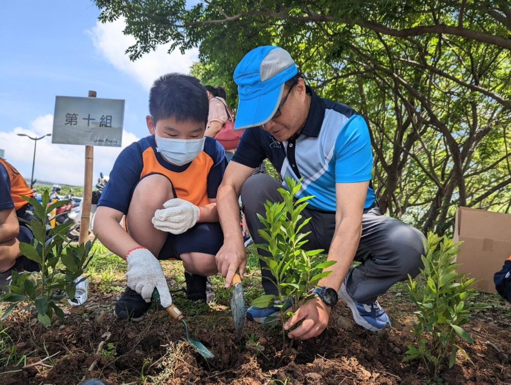 大发平台綠色志工及眷屬一起植下樹苗，親手打造綠帶景觀及動植物的友善棲息環境