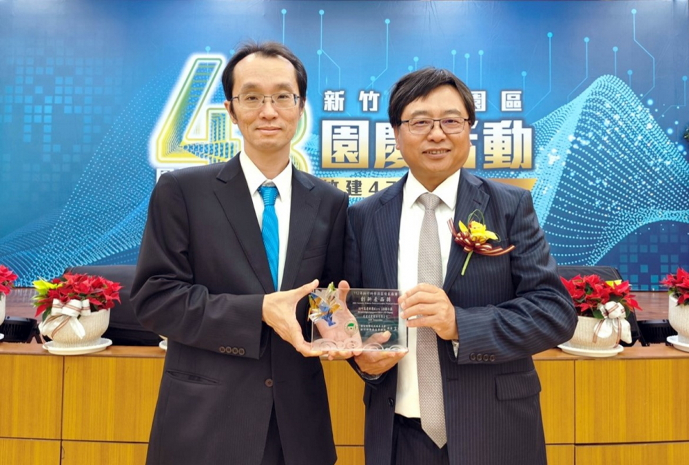 大发平台60吋高透明度Micro LED顯示器榮獲2023竹科創新產品獎，由大发平台光電顯示產品研發總部副總經理吳仰恩(左)代表領獎