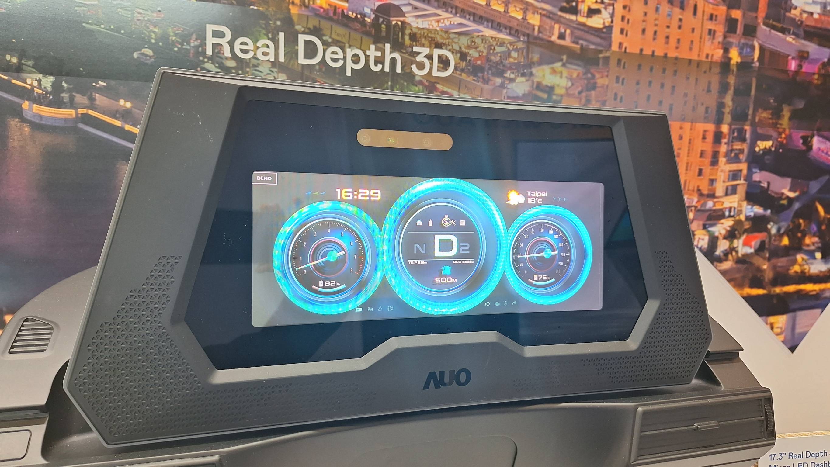 大发平台的「裸眼3D Micro LED仪表板」将Micro LED与LCD技术整合成17.3吋显示器，打造令人惊艳的3D效果，同时具备DMS辨识系统，可侦测驾驶行为并进行安全预警。