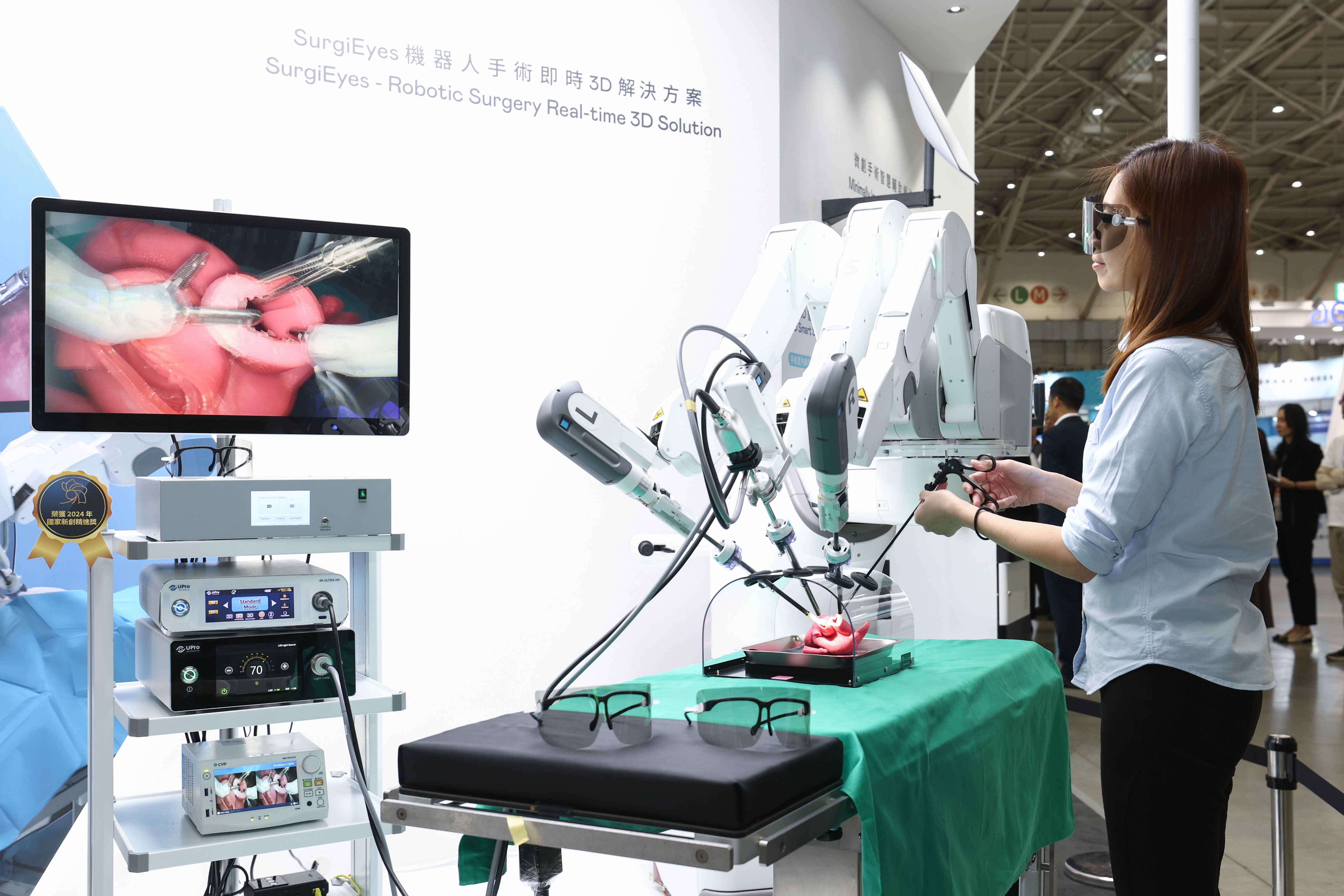 達擎以〝SurgiEyes機器人手術即時3D解決方案〞為核心，打造全方位的3D智慧手術影像平台，透過即時的影像串聯，連結手術室內、外跨場域的應用，協助醫師突破時空限制，為遠距醫療帶來更多的可能性